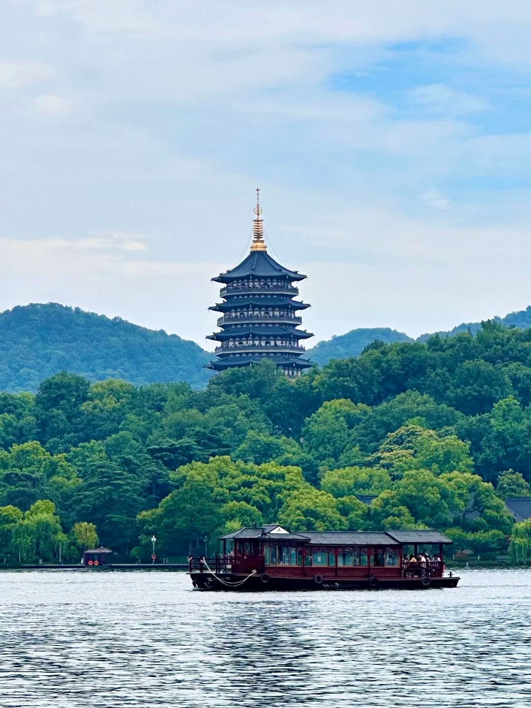 Dạo thuyền Tây Hồ