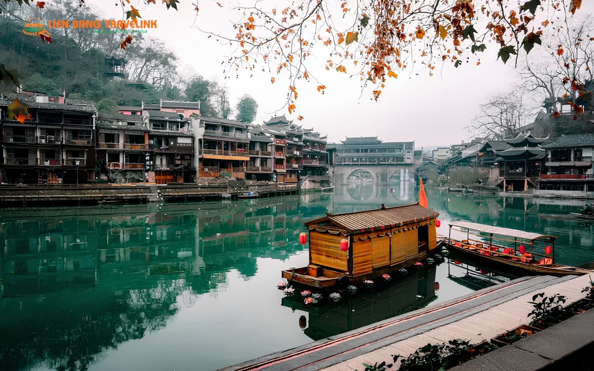 Vẻ đẹp thơ mộng của Phượng Hoàng Cổ Trấn bên dòng Đà Giang