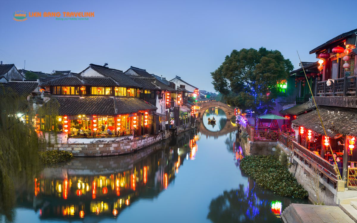 Hành lang cổ ven sông tại Tây Đường Cổ Trấn